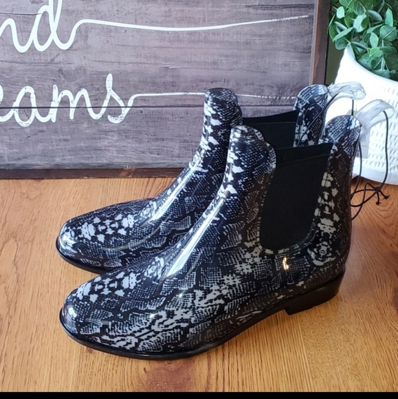 Time and Tru animal print rainboots  new - Picture 1 of 4